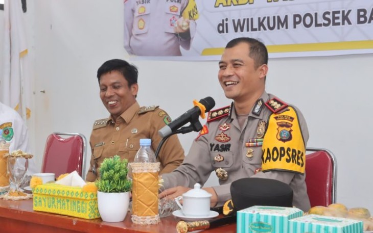 Kapolres Tapsel, AKBP Yasir Ahmadi, memberi motivasi ke masyarakat agar anak-anaknya tertarik menjadi seorang Polisi di sela temu ramah dan tatap muka di Kantor Camat Sayur Matinggi