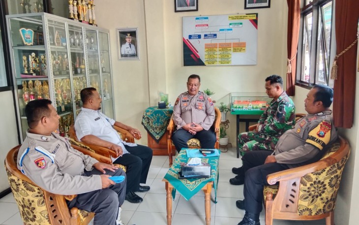 Koramil 0801/08 Tulakan Kodim 0801/Pacitan melakukan penertiban dan sosialisasi kepada para siswa, baik tingkat SMA, SMK dan SMP yang ada di Kec. Tulakan, Kab. Pacitan, Rabu (31/01/2024)
