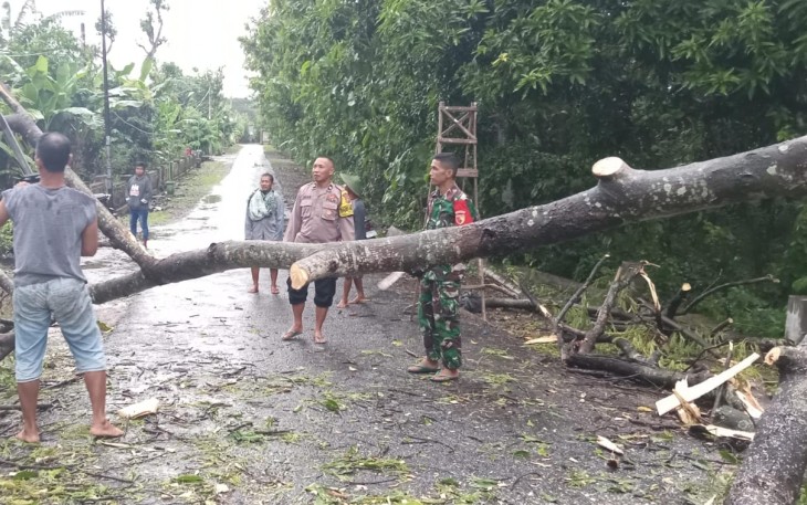 Babinsa Koramil 13/Kebonsari, Kodim 0803/Madiun, Serda Hariyanto bersama Bhabinkamtibmas langsung menuju lokasi untuk bergotong-royong melakukan pembersihan bersama warga masyarakat