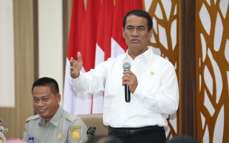 Mentan Andi Amran Sulaiman dalam kegiatan sinergi dan kolaborasi Kementan-BRIN untuk mendukung program strategis pembangunan pertanian di Auditorium Utama Sadikin Sumintawikarta, Kota Bogor, Jawa Barat, Senin, 19 Februari 2024.