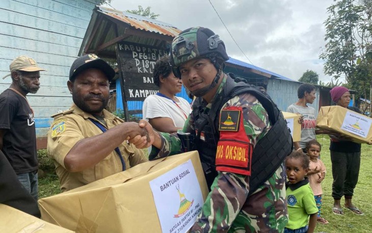 Satgas Yonif 310 Bagikan Bansos Sembako di Pedalamam Papua