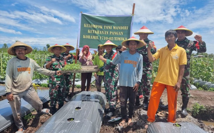 Babinsa Koramil 1710-02/Timika Pelopori Program Ketahanan Pangan Di Wilayah Dengan Mengajak Kelompok Tani Binaan Tanam 7000 Bibit Melon