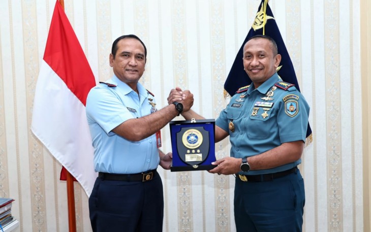  Danlanud Sam Ratulangi Marsma TNI Ramot C.P. Sinaga, S.E., M.Han., menerima kunjungan Dansatdik 4 Kodiklatal Kolonel Marinir Hendy Dwi Bayu Ardiyanto di Ruang Kerja Danlanud Sam Ratulangi, Sulawesi Utara, Rabu (31/1/2024)