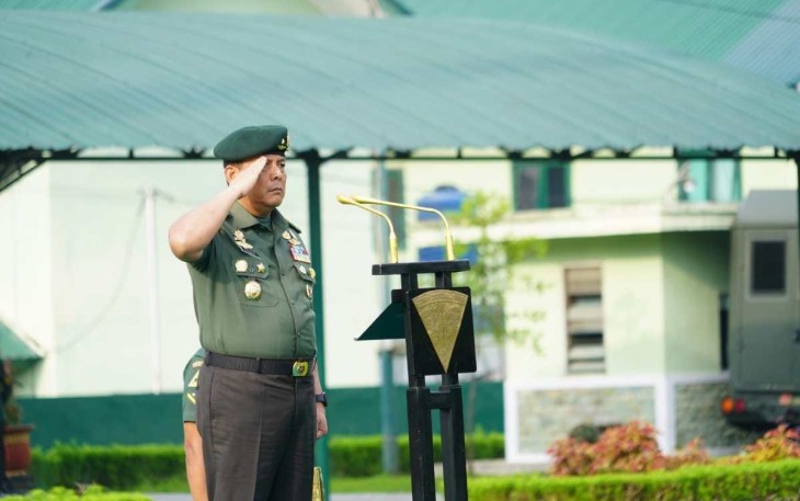 Irdivif 2 Kostrad Brigadir Jenderal TNI Eventius Teddy Danarto bertindak sebagai Inspektur Upacara, memimpin jalannya upacara bendera 17-an