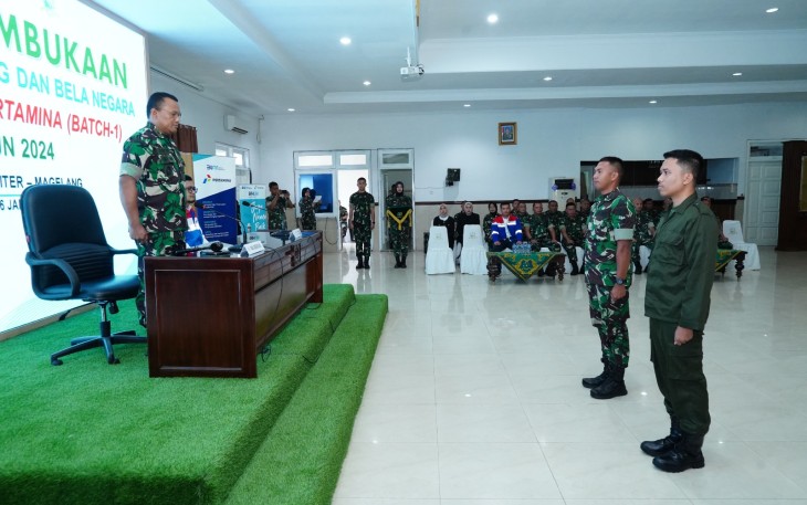 Wakil Gubernur Akademi Militer, Brigjen TNI Sapto Widhi Nugroho didampingi oleh para pejabat Distribusi Akademi Militer, secara resmi membuka Acara Pembukaan Program Pelatihan Wawasan Kebangsaan dan Bela Negara Level Staf Pertamina Tahun 2024. Acara berlangsung di Gedung Leo Kailola, Akademi Militer Magelang, pada Senin (22/01/2024)