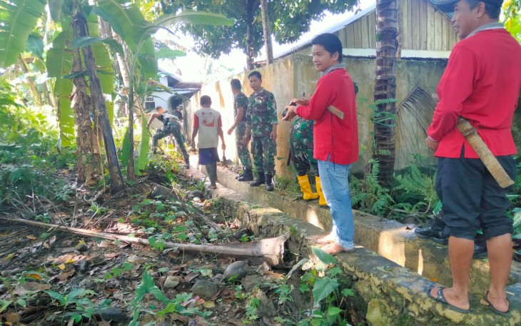 Atasi dampak Banjir dan penyebaran penyakit, Koramil 1002-01/Batang Alai Selatan melaksanakan karya bakti pembersihan lingkungan