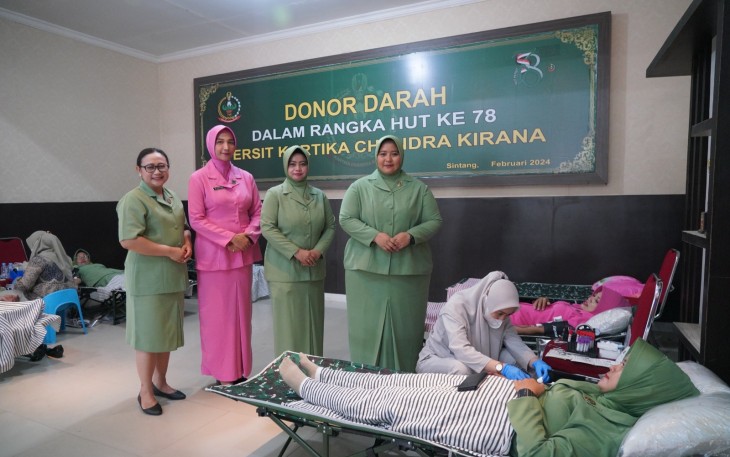 Dalam rangka menyambut HUT Persit Kartika Chandra Kirana ke-78 Tahun 2024, Persit KCK Koorcab Rem 121 PD XII Tanjungpura menggelar kegiatan donor darah. Ketua Persit Kartika Chandra Kirana Koorcab Rem 121 PD XII Tanjungpura, Ny. Mia Luqman Arief, beserta pengurus menyempatkan hadir dalam kegiatan tersebut