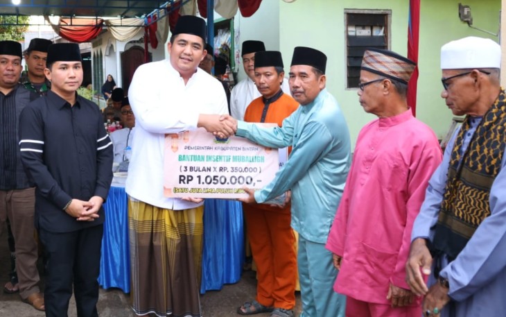 Bupati Bintan Roby Kurniawan didampingi Wakil Bupati Bintan Ahdi Muqsith, Sekda Bintan dan jajaran Kepala OPD kembali melanjutkan rangkaian Safari Ramadhan yang dijadwalkan di seluruh Kecamatan