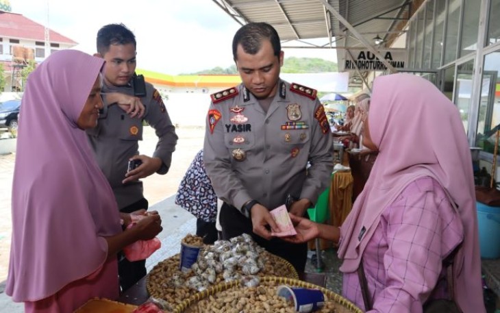 Sosok dermawan Kapolres Tapsel, AKBP Yasir Ahmadi, yang secara spontan memborong dagangan pedagang kacang saat momen Israk Mikraj Nabi Muhammad SAW di Mandailing Natal