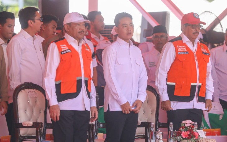 Wakil Presiden RI, Gibran Rakabuming Raka (tengah) saat menghadiri Rakornas Baznas Tanggap Bencana dan Baznas Rumah Sehat di Lapangan Simpang Lima, Semarang.