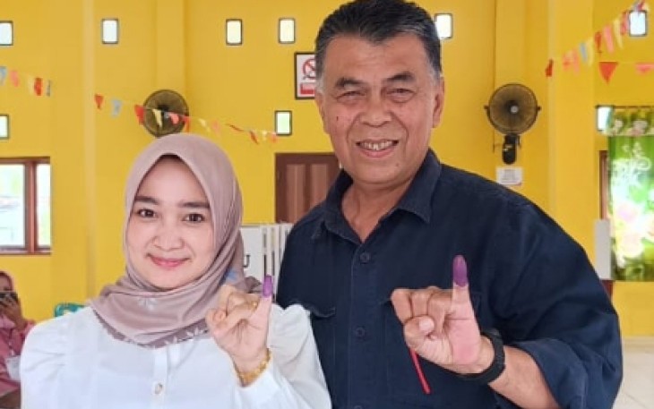 Bupati Natuna, Wan Siswandi didampingi Ketua TP PKK Natuna, Septi Dwiani Siswandi tiba di Tempat Pemungutan Suara (TPS) 009.Bertempat di Aula SMA I Negeri  Kelurahan Batu Hitam Kecamatan Bunguran Timur Kabupaten Natuna, Rabu (14/02/2024)