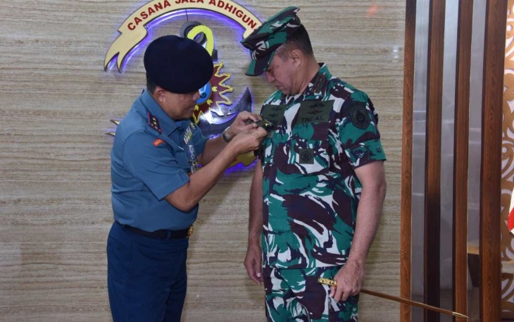 Menjadi Warga Kehormatan Pusat Penerbangan TNI Angkatan Laut (Puspenerbal), Komandan Kodiklatal (Dankodiklatal) Letjen TNI Marinir Nur Alamsyah menerima Wing Penerbang TNI Angkatan Laut (TNI AL) yang disematkan langsung oleh Komandan Puspenerbal (Danpuspenerbal) Laksda TNI Sisyani Jaffar saat mengunjungi Dankodiklatal di Mako Kodiklatal, Bumimoro Surabaya, Selasa (16/01/2024)