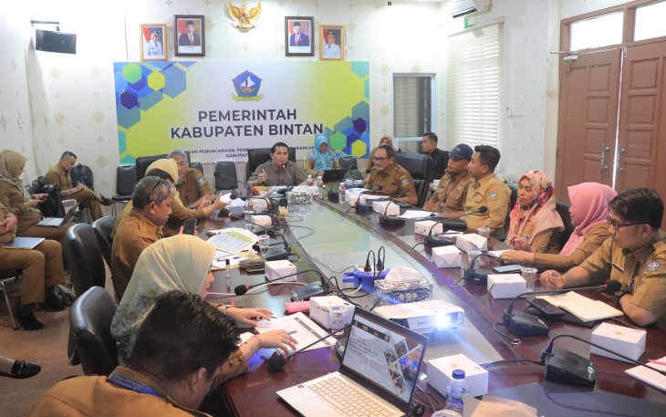 Wakil Bupati Bintan Ahdi Muqsith memimpin Rapat Evaluasi Percepatan Penurunan Stunting 2024, Selasa (13/02) di Ruang Rapat Bawah Bapelitbang Bintan