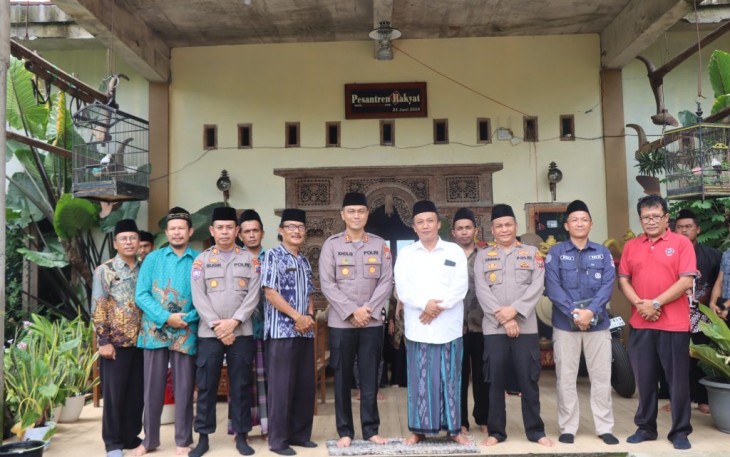 Polres Malang terus mengintensifkan Forum Jumat Curhat sebagai langkah inisiatif menyerap aspirasi masyarakat. Kali ini, Kapolres Malang AKBP Putu Kholis Aryana memimpin kegiatan tersebut di Pondok Pesantren Rakyat, di Jalan Kopral Suradi 98, Kecamatan Sumberpucung, Kabupaten Malang, pada Jumat (1/3/2024)
