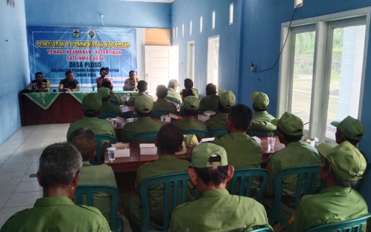 Sebagai upaya meningkatkan kemampuan dalam menjaga keamanan dan ketertiban di tengah masyarakat, Babinsa Koramil 0801/10 Punung Kodim 0801/Pacitan bersama Bhabinkamtibmas memberikan  pelatihan dan pembekalan kepada anggota Satlinmas