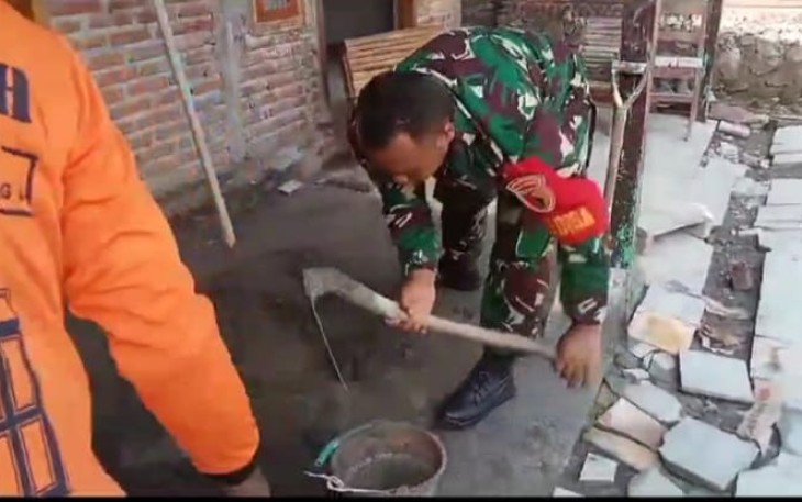 Babinsa Koramil Karanganyar saat Bantu Warga Bangun Rumah milik Bapak Siman warga Desa Bangunrejo Kecamatan Karanganyar, Minggu (18/02/2024).