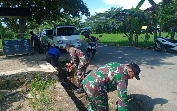 Anggota Koramil 1002-04/Labuan Amas Selatan melaksanakan karja bakti pembersihan lingkungan dan Pasar Pantai Hambawang jadi sasaran, Rabu (21/02/2024)