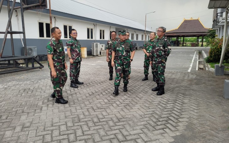  Dirdik Kodiklatal Laksma TNI Askari dan Dirum Kodiklatal Laksma TNI Dedy Junaidi, Paban IV Log Ditum Kodiklatal Kolonel Laut (T) Ahmad Alfajar, Paban IV Sisdik Ditdik Kodiklatal Kolonel Laut (K) Djoko Kriswanto dan pejabat lainnya, dengan meninjau sarpras bangunan dan fasilitas pendidikan ex. Sekesal Surabaya beserta ex. Sekesal Jakarta yang kedepan disiapkan sebagai fasilitas Pendidikan Prodi D3 Kesehatan Kodiklatal