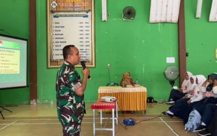 Bati Komsos Koramil 14/Dagangan Berikan Materi Wasbang Kedisiplinan dan Bela Negara kepada Siswa/Siswi SMA Negeri 1 Dagangan