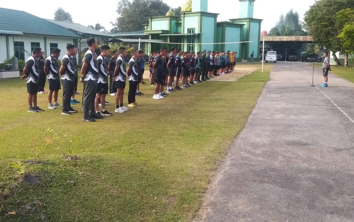 Anggota Makorem 121/ABW Laksanakan Apel Pagi dan Kegiatan Aerobik Bersama 