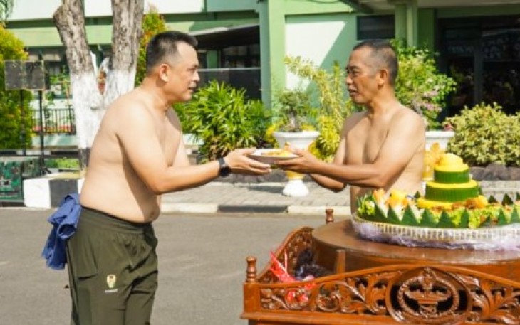 Danrem 084/BJ Potong Tumpeng Warnai Olahraga Bersama Anggota