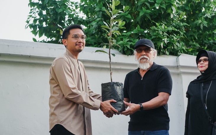 KGPAA Mangkoenagoro X atau Gusti Bhre bersama Iwan Fals menanam pohon sawo kecik di sisi timur Pura Mangkunegaran, Solo