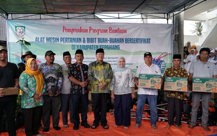 Gubernur Rohidin Serahkan Alsintan Kepada 11 Kelompok Tani