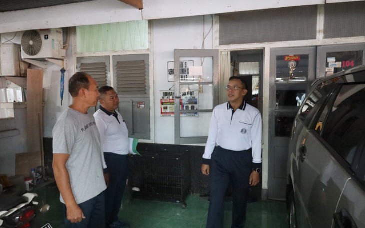  Komandan Lantamal VI (Danlantamal VI) Laksamana Pertama TNI Ivan Gatot Prijanto, S.E, M.Tr. Opsla., melaksanakan peninjauan Rumah dinas (Rumdis) TNI AL di jajaran Mako Lantamal VI, Selasa (09/01/2024)