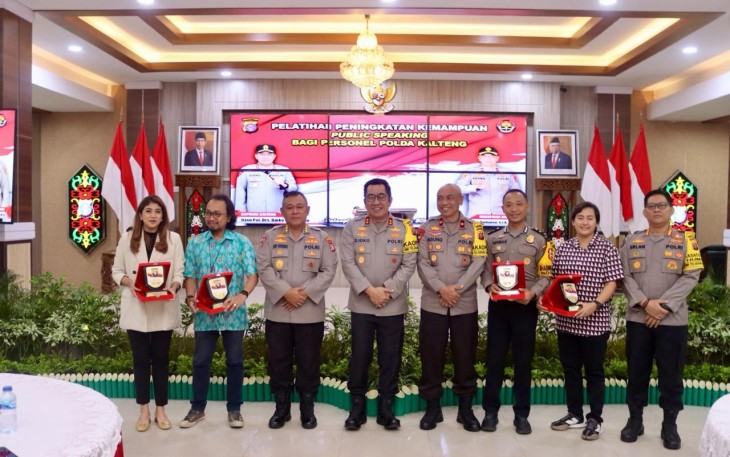 Foto Bersama usai acara Pelatihan Publik Speaking di Aula Arya Dharma, Mapolda setempat, Senin (29/1/2024) pagi.