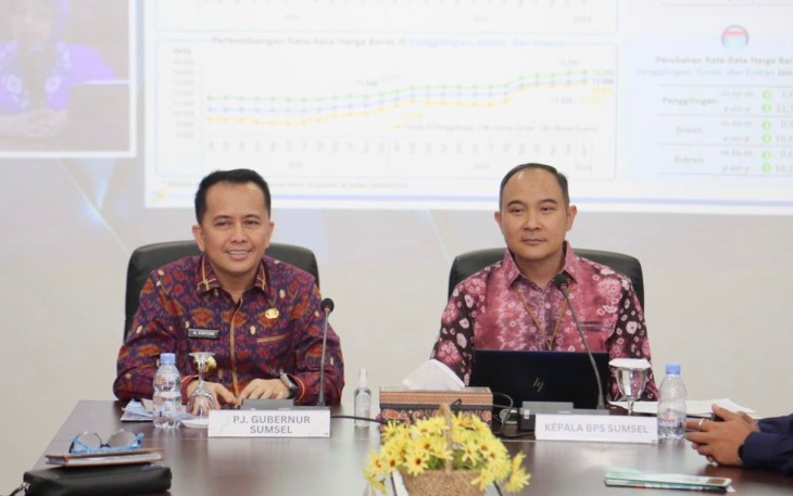 Kepala BRS Sumsel Moh Wahyu Yulianto (kanan) saat menyampaikan Berita Resmi Statistik (BRS) Pertumbuhan Ekonomi di Kantor BPS Sumsel, Senin (5/2/2024). 