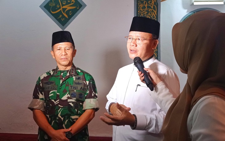 Gubernur Rohidin pada momen buka bersama yang digelar Korem 041 Garuda Emas yang dihadiri Pangdam II/Sriwijaya Mayor Jenderal TNI Yanuar Adil di Lapangan Makorem 041 Garuda Emas Bengkulu