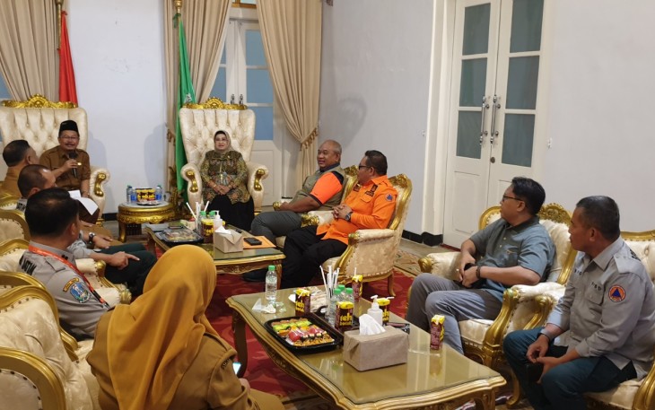 Deputi Bidang Logistik dan Peralatan (Logpal) Badan Nasional Penanggulangan Bencana (BNPB) Dr. Lilik Kurniawan, S.T., M.Si. yang mewakili Kepala BNPB Letjen TNI Suharyanto, melakukan kunjungan kerja ke lokasi terdampak banjir bandang di Kabupaten Pasuruan, Jawa Timur, Selasa (30/1).