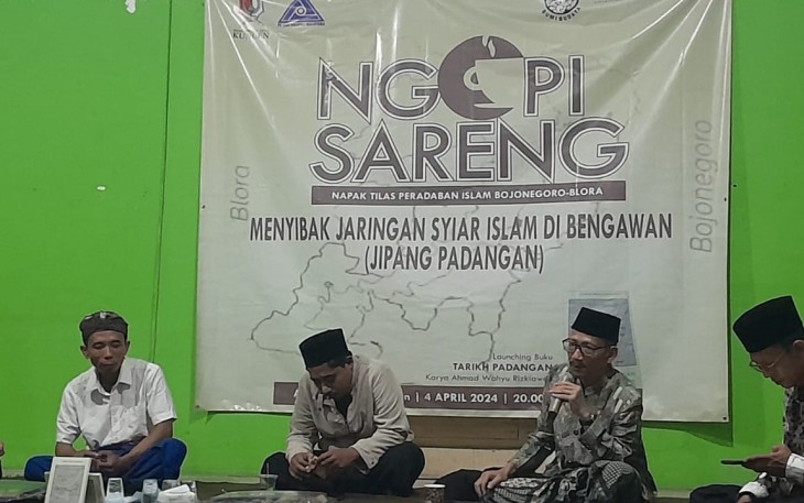 Penulis buku "Tarikh Padangan" Ahmad Wahyu Rizkiawan  (tiga dari kiri) saat melaunching buku di aula balaidesa Kuncen kecamatan Padangan