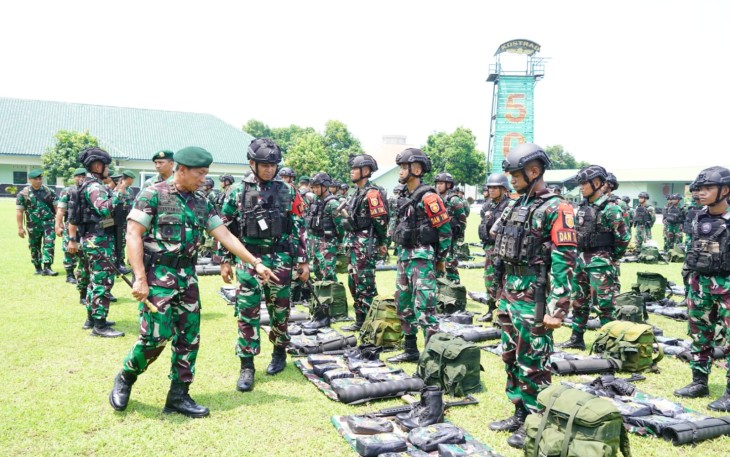 Panglima Divisi Infanteri 2 Kostrad Mayjen TNI Haryanto, S.I.P., M.Tr. (Han)., didampingi para Asisten Kasdivif 2 Kostrad dan Danbrigif 18/Trisula/2 Kostrad meninjau dan memeriksa kesiapan Satgas Pamtas RI–PNG Mobile satuan Yonif 503/Mayangkara/18/2 Kostrad yang bertempat di Mayonif 503/Mayangkara/18/2 Kostrad, Mojosari, Kabupaten Mojokerto, Jawa Timur, Rabu (10/01/2024)