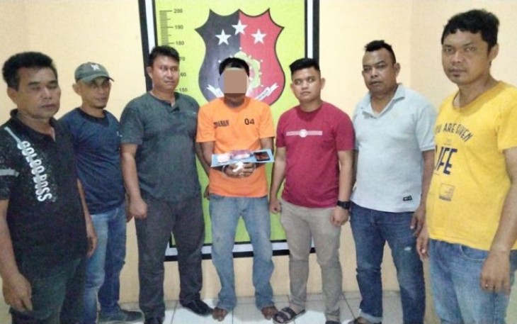 Tersangka dan barang bukti saat diamankan Tim Unit Reskrim Polsek Padang Bolak untuk pemeriksaan lebih lanjut