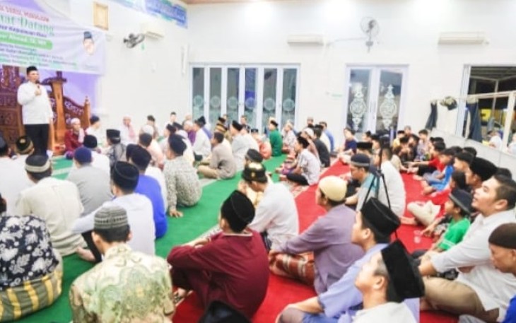 Gubernur Ansar Apresiasi Jamaah Masjid Darul Mukhlisin Tetap Istiqomah di Akhir Ramadan
