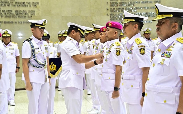 Kasal saat Pimpin Serah Terima 8 Jabatan Strategis TNI AL di Lobby Gedung R.E. Martadinata Mabesal, Cilangkap, Jakarta Timur, Senin (22/01).