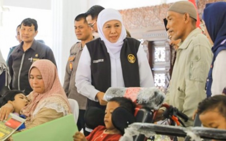 Gubernur Jawa Timur, Khofifah Indar Parawansa turun menyalurkan bansos di Pendopo Nyawiji Ngesti Wenganing Gusti, Kabupaten Pasuruan, Selasa (16/1/2024)