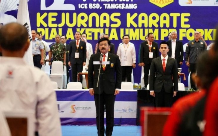 Menkopolhukam, Marsekal TNI (Purn.) Hadi Tjahjanto saat membuka Kejuaraan Nasional Karate Piala Ketua Umum Pengurus Besar Forum Olahraga Karate-Do Indonesia (PB FORKI) 2024. Prosesi pembukaan kompetisi ini digelar di ICE BSD, Tangerang, Rabu (6/3/2024).