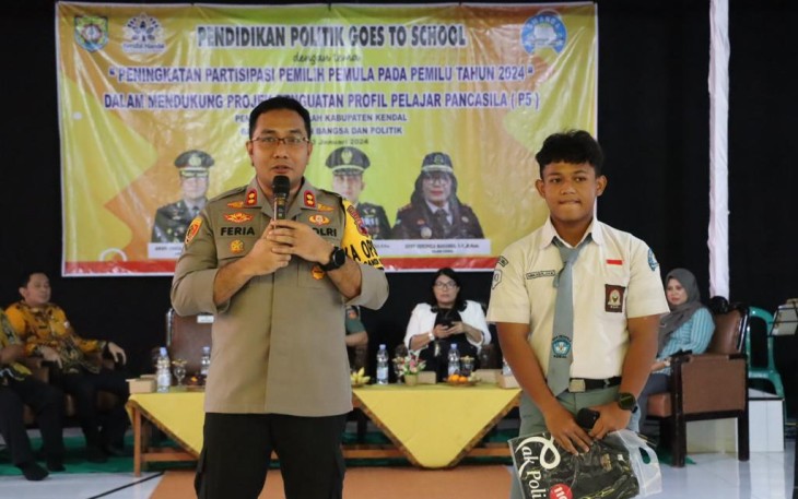 Kapolres Kendal AKBP Feria Kurniawan saat kegiatan pendidikan politik goes to school di SMA Negeri 2 Kendal Selasa 23 Januari 2024.