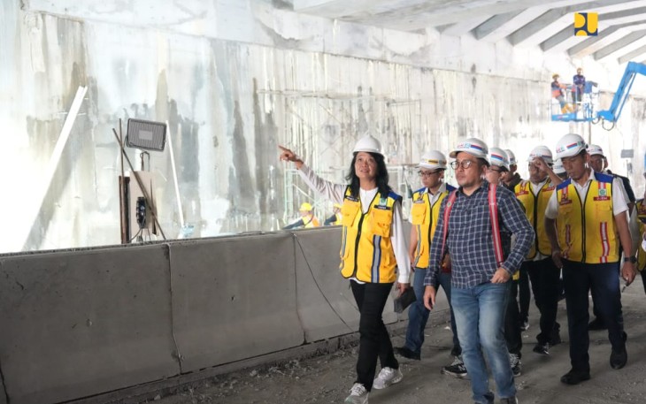 Wakil Menteri Pekerjaan Umum Diana Kusumastuti saat meninjau pembangunan Underpass Joglo di Kota Surakarta, Jawa Tengah, Sabtu (21/12/2024).