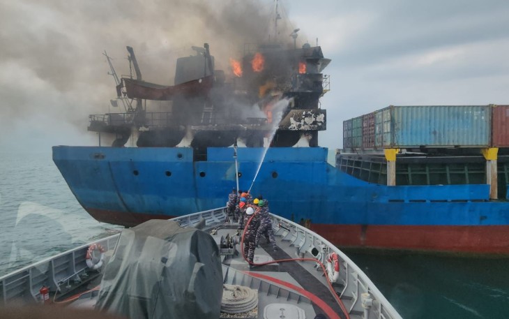 Unsur TNI AL KRI Bubara-868 saat Bantu Padamkan Kebakaran KM Alexindo 8
