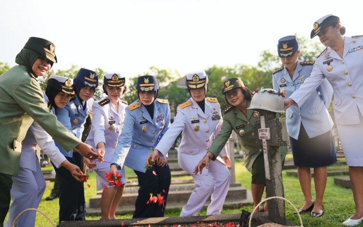 Wanita TNI Gelar Ziarah di TMPNU Kalibata