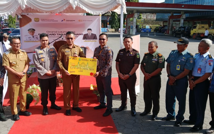 Perwira Lanudal Tanjungpinang, Lettu Laut (T) Purwanto mewakili Danlanudal Tanjungpinang Kolonel Laut (P) Triwibowo menghadiri acara Launching Fuel Card (Kartu Kendali Pembelian Solar Bersubsidi) Kota Tanjungpinang di SPBU PT. Bumi Citra Lestari Km. 10 Tanjungpinang, Senin (5/8/2024)