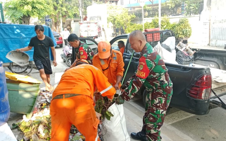 Babinsa Koramil Matraman Bersama PPSU dan Warga Bersihkan Lingkungan RW 12 Utan Kayu Selatan