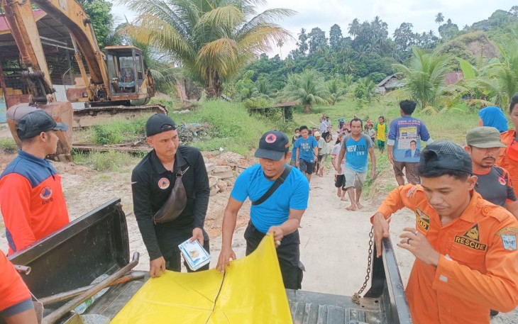 BPBD Kabupaten Padang Pariaman, Sumatera Barat bersama tim SAR gabungan melakukan  evakuasi warga yang tertimbun material longsor pada Jumat (16/8)
