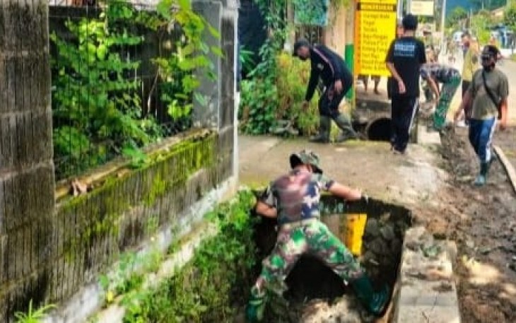 Gotong Royong Bersama Warga Membersihkan Lingkungan