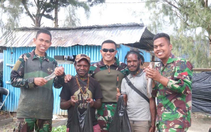Para Ksatria Tri Dharma mengajak warga Intan Jaya untuk melaksanakan panen raya Ikan Lele yang dibudidayakan di Kolam Pos Mamba Satgas 330, Distrik Sugapa, Kab. Intan Jaya, Papua Tengah, pada Kamis (18/1/24).