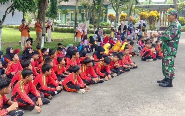 Kunjungan Anak-anak TK Dharma Wanita 1 Mlinjon ke Kodim 0806/Trenggalek
