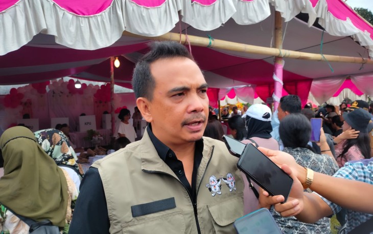 Ketua KPU Bitung, Deslie Deril Sumampouw, S.E saat memberikan keterangan kepada sejumlah wartawan